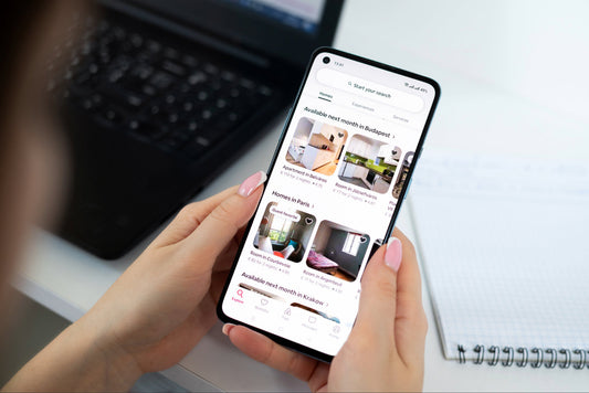 Recherche de location courte durée sur smartphone - comparaison plateformes Airbnb et Booking